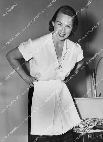 crp-13588 1950 news photo sports tennis Gertrude Gorgeous Gussie Moran shows new shorts to be worn at Wimbledon crp-13588