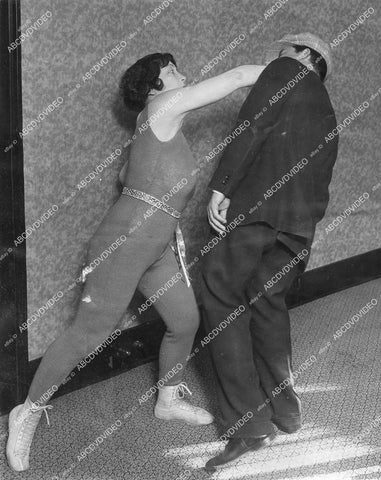 crp-13589 1928 news photo genuine female boxer Jeanne Vina La Mar demos self defense move crp-13589