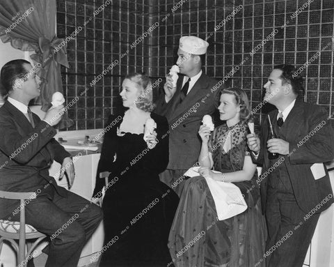 crp-13637 1938 candid ice cream eating contest Robert Montgomery, Virginia Bruce, director Richard Thorpe, Nydia Westman, A.D. Dolph Zimmer film The First Hundred Years crp-13637