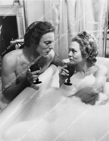 crp-01366 1987 Richard Chamberlain, Faye Dunaway in the bathtub TVM Casanova crp-01366