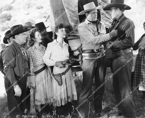 crp-13714 1942 Gwen Kenyon, Luana Walters, Charles Starrett, Cliff Edwards, Carl Mathews film Lawless Plainsmen crp-13714