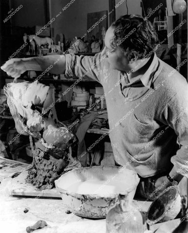 crp-13780 1941 Yugo-Slavian sculptor Yucca Sallamunich molds Joan Crawford's face MGM Studios film A Woman's Face crp-13780
