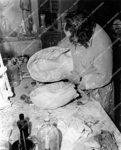 crp-13783 1941 Yugo-Slavian sculptor Yucca Sallamunich molds Joan Crawford's face MGM Studios film A Woman's Face crp-13783