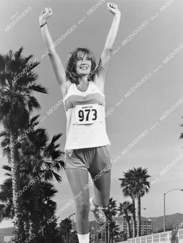 crp-01380 1985 Penny Marshall in her marathon uniform TVM Challenge of a Lifetime crp-01380