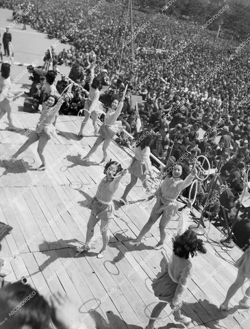 crp-13828 1947 news photo Tokyo Japan Toho Movie Studio dancers in new May Day dance at Imperial Palace crp-13828