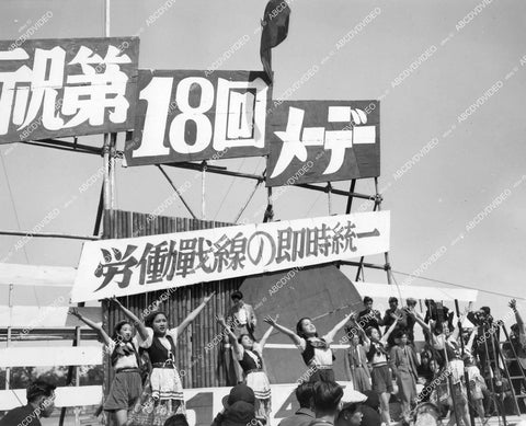 crp-13842 1947 news photo Tokyo Japan Toho Movie Studio dancers in new May Day dance at Imperial Palace crp-13842