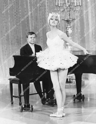 crp-13887 1968 lovely ballerina Goldie Hawn belting one out TV Laugh-In crp-13887