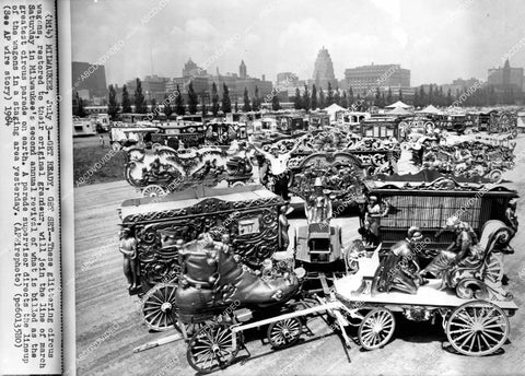 crp-14237 1964 news photo restored circus wagons for Milwaukee parade crp-14237