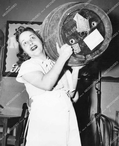 crp-14239 1949 news photo Chicago barmaid Garmelila Sinks handles full kegs of beer like butter crp-14239