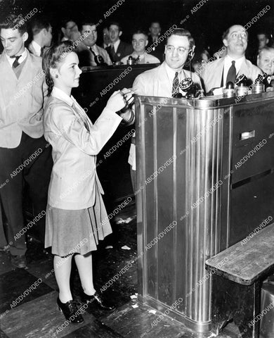 crp-14247 1943 news photo first girl messenger Jean Marie Anderson Chicago Board of Trade w Charles King crp-14247