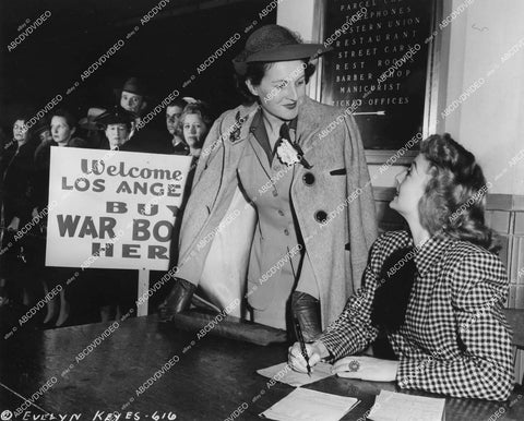 crp-14336 1943 Evelyn Keyes does WWII bond drive at LA Union Station Mrs Glenn Vaniman crp-14336