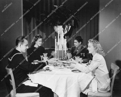 crp-14347 1943 Marguerite Chapman & Evelyn Keyes boost WWII moral dinner w servicemen PFC Arthur Shildkrout & PTC Philip J Caron crp-14347