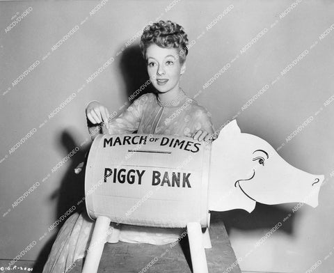 crp-14354 1946 beautiful Evelyn Keyes donate March of Dimes piggy bank crp-14354