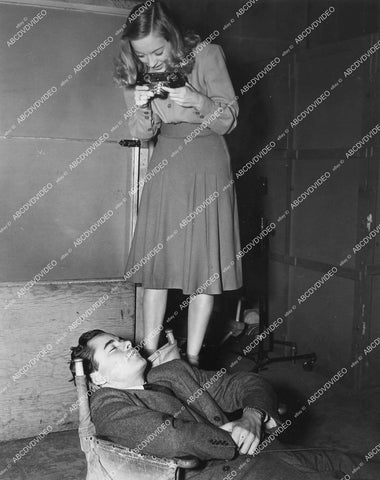 crp-14364 1940 Evelyn Keyes w her camera snaps sleeping Glenn Ford on set film The Lady in Question crp-14364