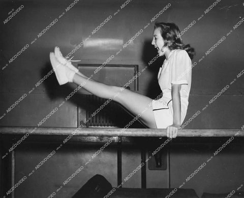 crp-14369 1943 athletic Evelyn Keyes does morning exercises on parallel bars crp-14369