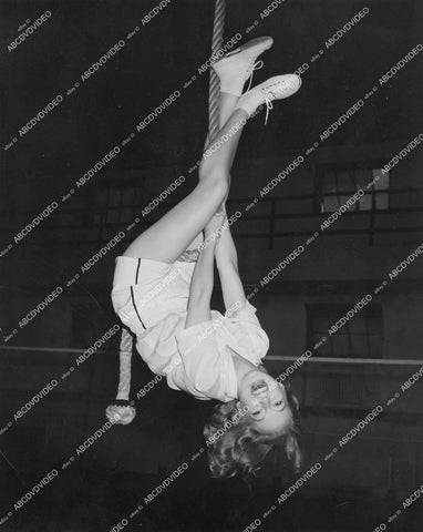 crp-14370 1943 athletic Evelyn Keyes does morning exercises climbing rope crp-14370