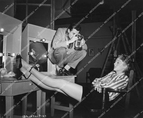 crp-14379 1946 Larry Parks snaps sleeping Evelyn Keyes stretching out legs on set film The Jolson Story crp-14379