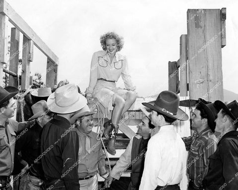crp-14395 1943 Evelyn Keyes and cowboy extras film The Desperadoes crp-14395
