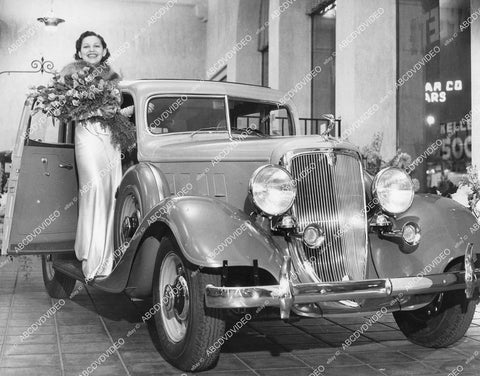 crp-00143 news photo some lady w flowers models brand new vintage automobile crp-00143