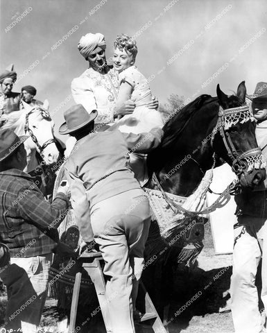 crp-14421 1945 behind the scenes Cornel Wilde, Evelyn Keyes film A Thousand and One Nights crp-14421
