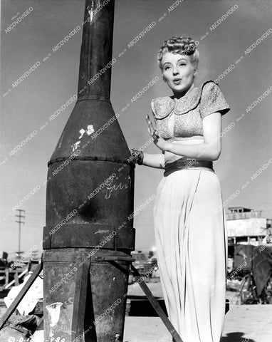 crp-14427 1945 candid & chilly Evelyn Keyes warms up on location film A Thousand and One Nights crp-14427