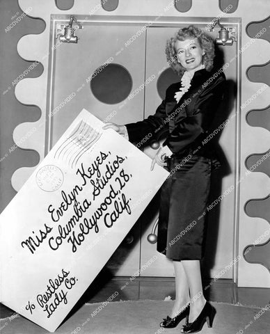 crp-14435 1943 Evelyn Keyes gets giant letter from fans crp-14435