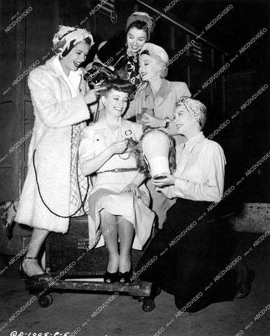 crp-14438 1943 Columbia Studios hairdresser Helen Hunt, Evelyn Keyes, Jinx Falkenburg, Jeff Donnell, Leslie Brooks film Nine Girls crp-14438