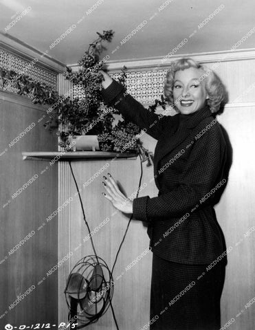 crp-14441 1950 Evelyn Keyes decorates dressing room w holly film The Killer That Stalked New York crp-14441