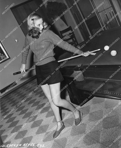crp-14464 1947 beautiful Evelyn Keyes does behind the back trick shot on pool table at home crp-14464