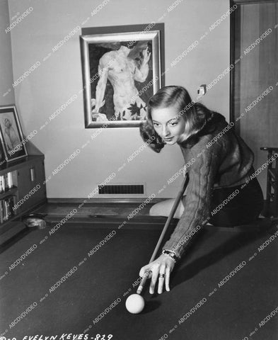 crp-14465 1947 beautiful Evelyn Keyes lines up shot on pool table at home crp-14465