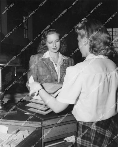 crp-14484 1942 Evelyn Keyes checks out books at Los Angeles Public Library crp-14484