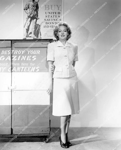 crp-14501 1943 lovely Evelyn Keyes does scrap paper/magazine WWII drive crp-14501