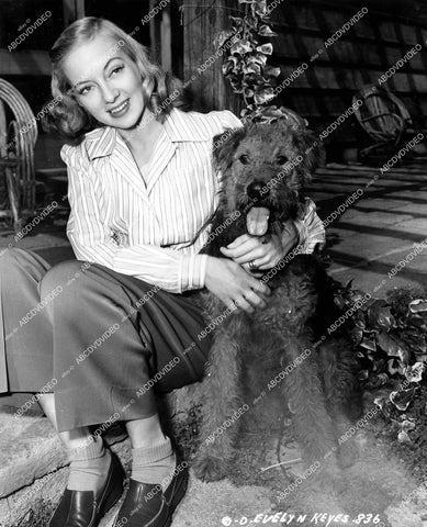 crp-14543 1947 Evelyn Keyes w the dogs in backyard at home crp-14543