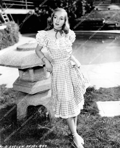 crp-14545 1947 beautiful Evelyn Keyes in backyard at home crp-14545