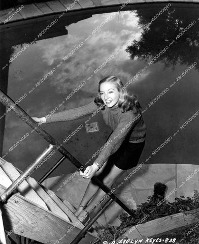 crp-14552 1947 beautiful Evelyn Keyes in backyard at home crp-14552