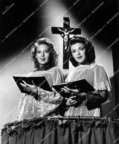 crp-14582 1943 Jinx Falkenburg, Evelyn Keyes, Marguerite Chapman sing Christmas Carols at local church crp-14582