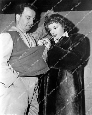 crp-14593 1944 Evelyn Keyes sews button on jacket for sound man Frank McAnany film Nine Girls crp-14593