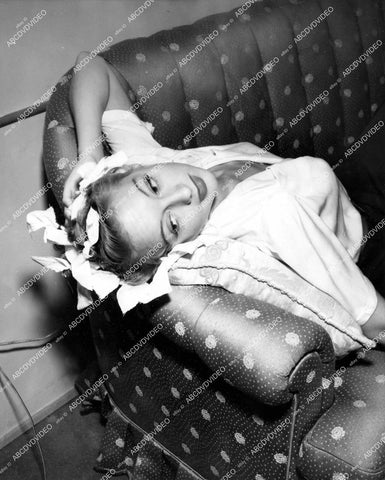 crp-14617 1940's WWII shortages force Evelyn Keyes to use cotton rollers crp-14617