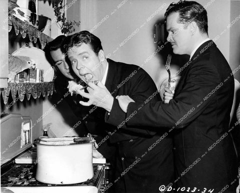 crp-15028 1944 Lewis Wilson, Edmund MacDonald, Arthur Lake candid in kitchen film Sailor's Holiday crp-15028