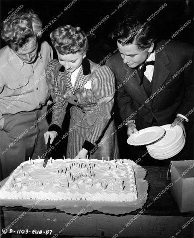 crp-15112 1946 director William Wellman, Janet Blair, Glenn Ford cut birthday cake on set film Gallant Journey crp-15112