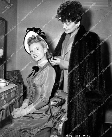 crp-15115 1946 candid Janet Blair gets visit from mother Florence Lafferty on set film Gallant Journey crp-15115