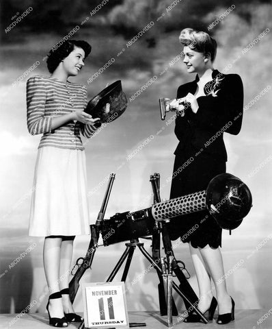 crp-15139 1944 Jeff Donnell & Leslie Brooks inspect captured Nazi equipment & guns crp-15139