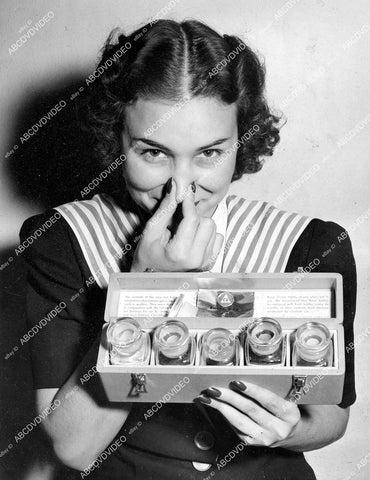 crp-15143 1942 WWII sniff kits for war gas detection w Elsie Chandler holding her nose crp-15143