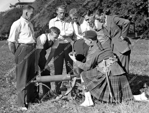 crp-15152 1939 WWII Sgt J Gill of Cameron Highlanders Ottawa Canada do machine gun training crp-15152