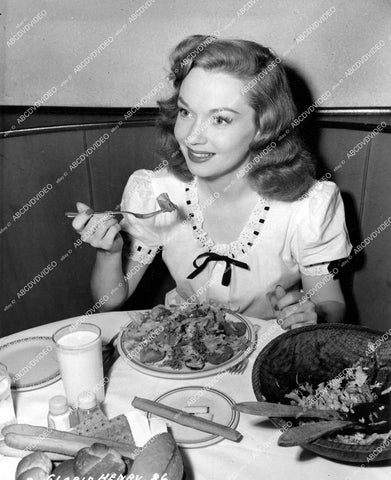 crp-15214 1948 candid Gloria Henry enjoys lunch between takes film The Strawberry Roan crp-15214