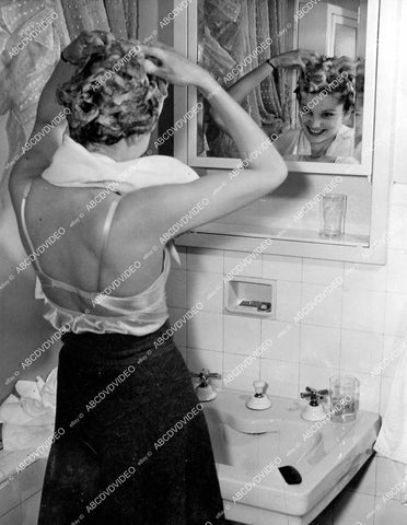 crp-15286 1940 new waterless shampoo by Jean Jordeau modeled by Beverly Phalon crp-15286