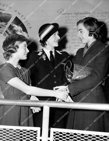 crp-15313 1941 Lady Edwina Mountbatten & daughters Pamela & Patricia arrive La Guardia Field crp-15313