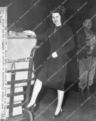 crp-15325 1947 pretty Hilma Seay wins Maid of Cotton Memphis Tenn arrives Penn Station crp-15325