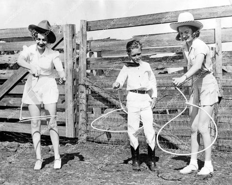 crp-15393 1941 12 yo Jackie Burger rope-wizard teaches Mildred McCall, Jean Trigg rope twirling techniques in backyard rodeo crp-15393