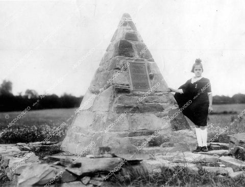 crp-15405 1928 little Sara Tyler Marshall Warren by new monument to Chief Justice Marshall crp-15405